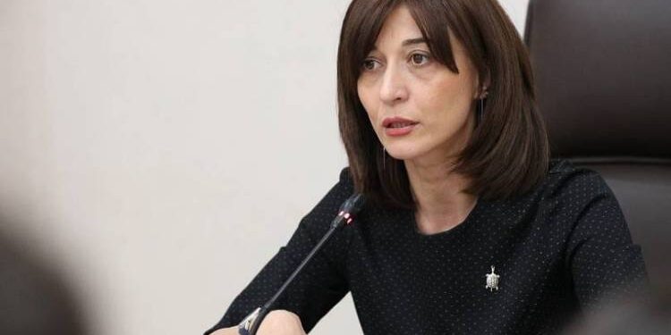 Փաշինյանին փոխանցել են, որ Արփի Դավոյանն էլ անմեղ «աղավնի» չէ. «Հրապարակ»