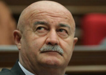 «Ես մանդատս չեմ դնի»․ որոշ ՔՊ-ականներ շարունակում են համոզել Հովիկ Աղազարյանին՝ վայր դնել մանդատը. «Ժողովուրդ»