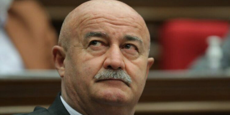 «Ես մանդատս չեմ դնի»․ որոշ ՔՊ-ականներ շարունակում են համոզել Հովիկ Աղազարյանին՝ վայր դնել մանդատը. «Ժողովուրդ»