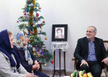 Իրանի նախագահը հանդիպել է սրբազան պաշտպանության երկու հայ նահատակների ընտանիքների հետ