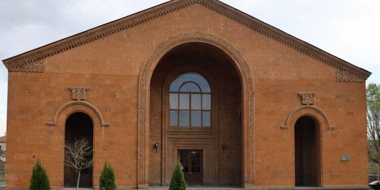 Աշտարակի աղմուկ հանած մշակույթի տան տնօրենն Արագածոտնի մարզպետի կինն է. «Հրապարակ»