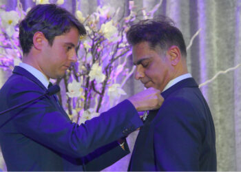 Ֆրանսիայի նախկին վարչապետը Պատվո լեգեոնի շքանշան է հանձնել Մուրադ Փափազյանին