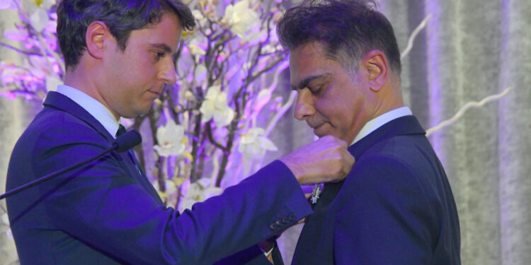 Ֆրանսիայի նախկին վարչապետը Պատվո լեգեոնի շքանշան է հանձնել Մուրադ Փափազյանին