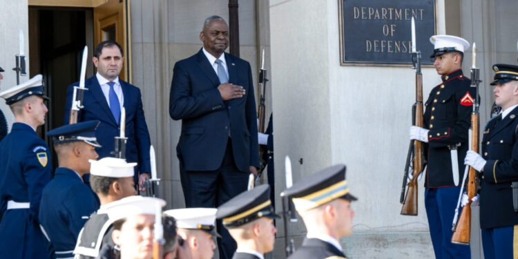 «Ձեր այցը պատմական է. Հայաստանը ձեռքը մեկնել է ԱՄՆ-ին». Պենտագոնի ղեկավարը՝ Պապիկյանին