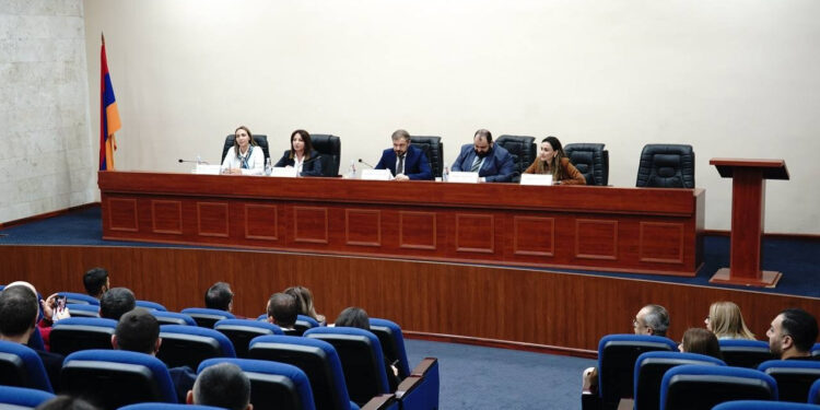 Գևորգ Պապոյանը տեքստիլ արդյունաբերության ոլորտի ներկայացուցիչների հետ քննարկել է ոլորտում իրականացվող պետական քաղաքականությունը