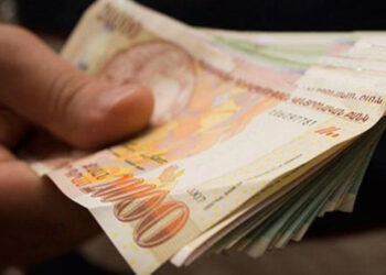 Գյումրիում աղջիկն ու տղան կեղծ թղթադրամներ են իրացրել. երիտասարդը կնոջ հագուստով և կեղծամով է եղել