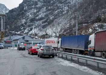 «Վերին Լարս» անցակետի մոտ շուրջ 600 հայկական բեռնատար կա կուտակված