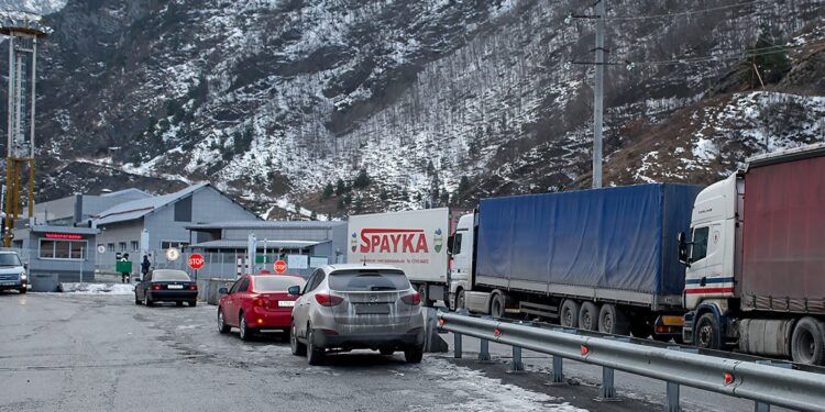 «Վերին Լարս» անցակետի մոտ շուրջ 600 հայկական բեռնատար կա կուտակված