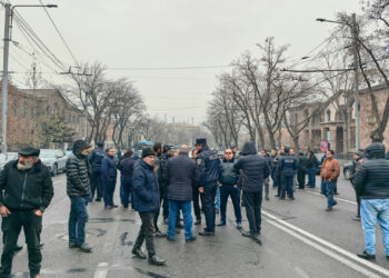 Անհետ կորած զինծառայողների հարազատները փակել են Բաղրամյան պողոտան, հանդիպում են պահանջում ԱԺ ղեկավարության հետ