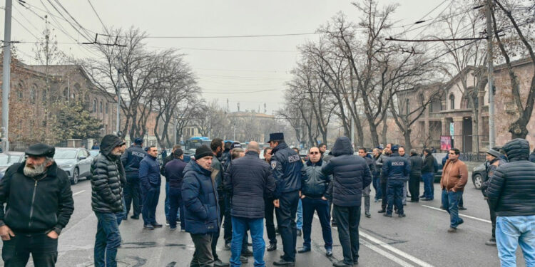 Անհետ կորած զինծառայողների հարազատները փակել են Բաղրամյան պողոտան, հանդիպում են պահանջում ԱԺ ղեկավարության հետ