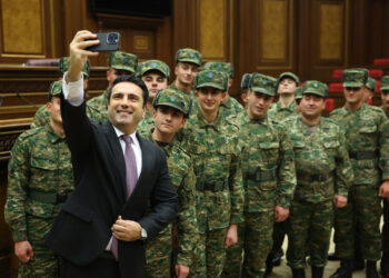 Ալեն Սիմոնյանն ընդունել է մի շարք ժամկետային զինծառայողների