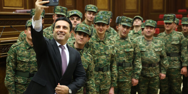 Ալեն Սիմոնյանն ընդունել է մի շարք ժամկետային զինծառայողների