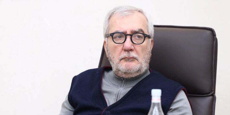 Անհետ կորածների հարազատների եւ Անդրանիկ Քոչարյանի հանդիպումը թեժ է անցել. «Ժողովուրդ»