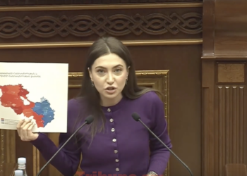 Աննա Մկրտչյանի ակցիան՝ ԱԺ-ում. ճիշտ քարտեզը փակցրեց ու ասաց՝ ձեզ էսպիսի հայրենիք ենք տվել. տեսանյութ