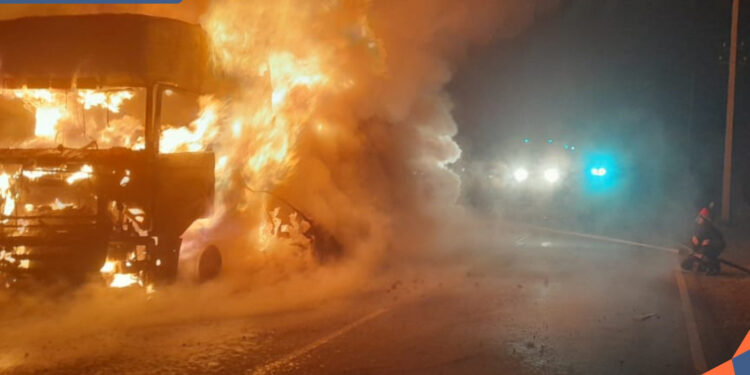 Կապան-Վերին Խոտանան ավտոճանապարհին այրվել է բեռնատար