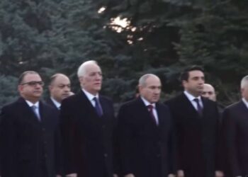 Փաշինյանը «հզոր» շքախմբով եւ անվտանգության մեծաթիվ աշխատակիցների ուղեկցությամբ է  այցելել  «Եռաբլուր» զինվորական պանթեոն. «Հրապարակ»