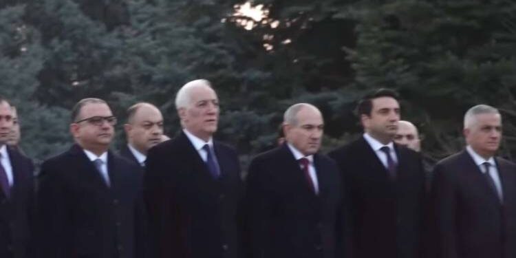 Փաշինյանը «հզոր» շքախմբով եւ անվտանգության մեծաթիվ աշխատակիցների ուղեկցությամբ է  այցելել  «Եռաբլուր» զինվորական պանթեոն. «Հրապարակ»