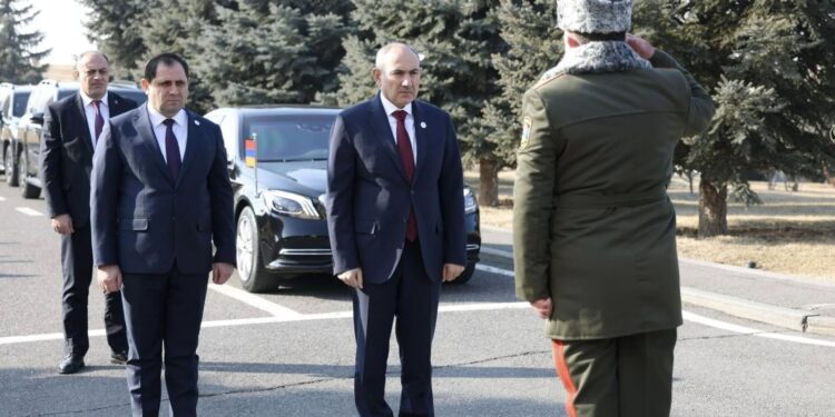 Փաշինյանը ՊՆ վարչական համալիրում մասնակցել է ՀՀ բանակի կազմավորման 33-ամյակին նվիրված միջոցառումներին