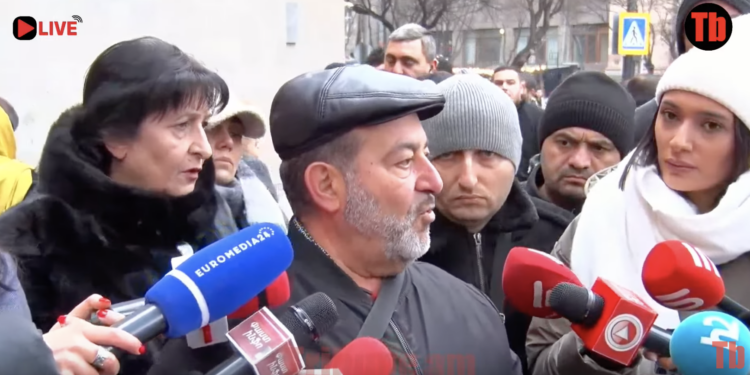 Գողը 100 գրամանոց ոսկե շղթա գողացավ, ո՞նց ցույց տամ, էս շուկա ա, խանութ չի. Ոսկերիչիների ցույց. տեսանյութ