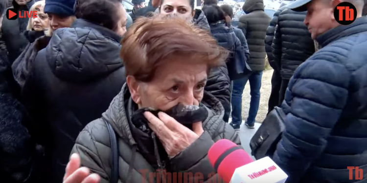 Հերի՛ք ա, էլի, դնեն թի՞վ կրակեն, այ ստեղներս ա արդեն հասել. ոսկերիչը ցույց է անում. տեսանյութ