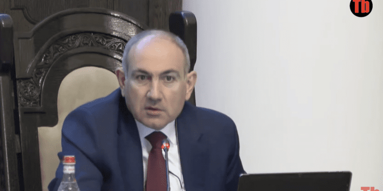 Իրա երեխան ա, ուզում ա՝ ծեծում ա…պետք ա սեփական գլու՛խը պատերով տալ. Փաշինյան. տեսանյութ