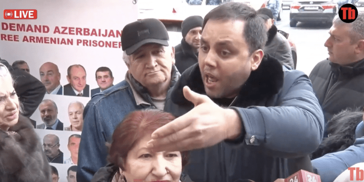 Ախպե՛ր, թե Աննա Հակոբյանը ինչ ա ասում, թող իրանց տները. ցուցարարը բորբոքվեց. տեսանյութ