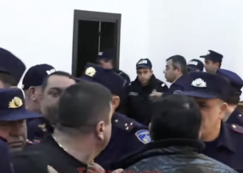 Ձենդ կտրի՛. դրա լեզուն կտրել ա պետք. կրքերը լարվել են զորամասի հրդեհի դատին. տեսանյութ