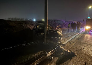 Շիրակի փողոցում մեքենան դուրս է եկել երթևեկելի հատվածից և բախվել էլեկտրական սյանը