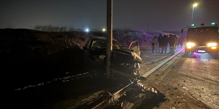 Շիրակի փողոցում մեքենան դուրս է եկել երթևեկելի հատվածից և բախվել էլեկտրական սյանը