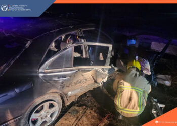 Վեդի-Երևան ճանապարհին «Mercedes-Benz»-ը դուրս է եկել ճանապարհի երթևեկելի հատվածից և բախվել գովազդային վահանակի սյանը