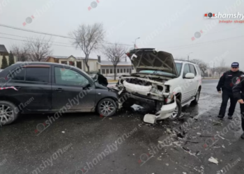 Երևանում «Toyota»-ն դուրս է եկել հանդիպակաց գոտի, կոտրել ծառն ու բախվել «Nissan»-ին. կա տուժած