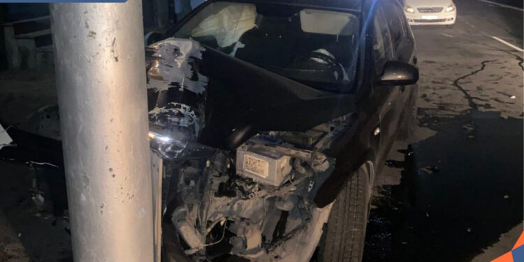 Ջանիբեկյան փողոցում մեքենան դուրս է եկել երթևեկելի գոտուց և բախվել էլեկտրական սյանը․ կան տուժածներ