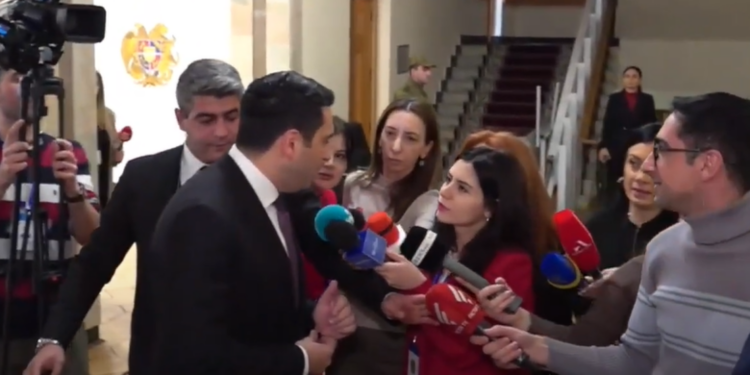 Պետք էր կռվել. Ալեն Սիմոնյանի վեճը՝ արցախցու հետ. տեսանյութ