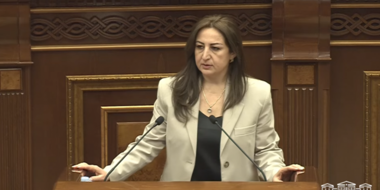 Արմինե Խերանյանը երդմամբ ստանձնեց պատգամավորական լիազորությունները