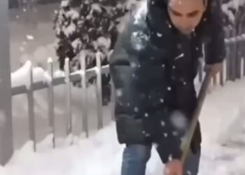 Ավինյանը, բահը ձեռքին, միացել է ձնամաքրման աշխատանքներին. տեսանյութ