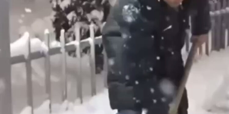 Ավինյանը, բահը ձեռքին, միացել է ձնամաքրման աշխատանքներին. տեսանյութ