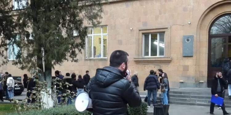 Թույլ մի՛ տվեք, որ մտնեն ձեր ծնողների գրպանը, բոյկոտեք. տրանսպորտի թանկացման դեմ ակցիա՝ ուսանողների շրջանում