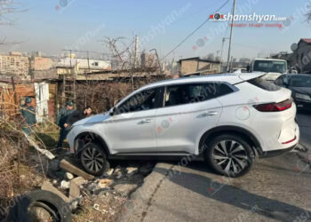 Երևանում «BYD»-ը դուրս է եկել երթևեկելի գոտուց և մասամբ հայտնվել փոսում