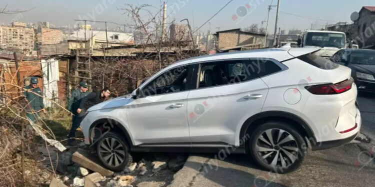 Երևանում «BYD»-ը դուրս է եկել երթևեկելի գոտուց և մասամբ հայտնվել փոսում