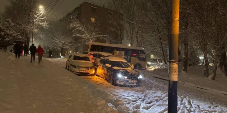 Ձյան առաջին օրը Երևանում 1 տրանսպորտային միջոց է եղել ամառային անվադողերով. ՆԳՆ-ն համաձայն չէ Ավինյանի հետ