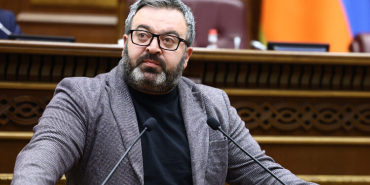 «Եթե երկքաղաքացիություն ունեցող անձանց համար հնարավոր է այլ երկրի վարորդական վկայականով երթևեկել 1 ամիս, ինչու՞ հնարավոր չէ անժամկետ երթևեկության թույլատրումը». Գառնիկ Դանիելյան