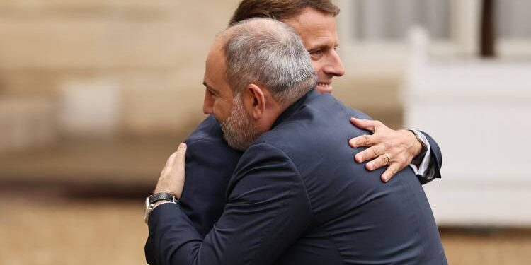 Փաշինյանը թռել է Մակրոնի մոտ՝ մխիթարություն գտնելու. «Հրապարակ»