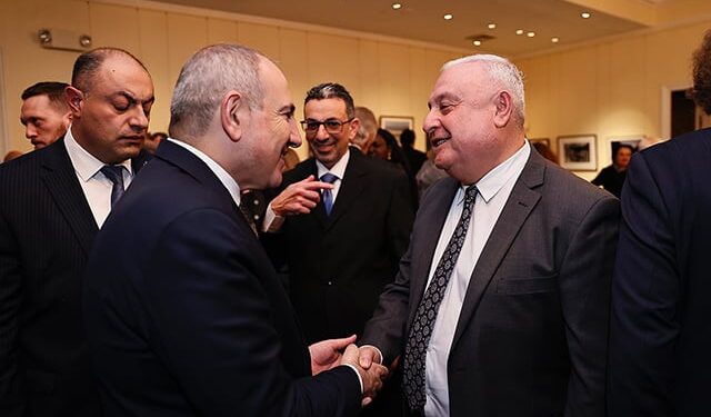 «Կյանքի խոսք» աղանդավորական կազմակերպության ղեկավար Արթուր Սիմոնյանի և Նիկոլ Փաշինյանի ջերմ ձեռքսեղմումը