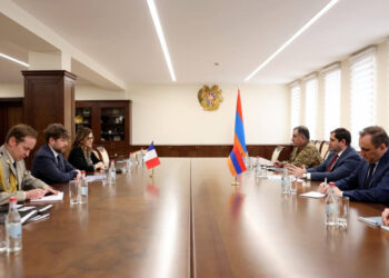 Պապիկյանն ու ՀՀ-ում Ֆրանսիայի դեսպանը քննարկել են պաշտպանության բնագավառում համագործակցության ծրագրերն ու առաջիկա անելիքները