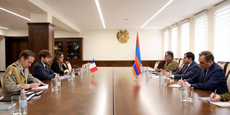 Պապիկյանն ու ՀՀ-ում Ֆրանսիայի դեսպանը քննարկել են պաշտպանության բնագավառում համագործակցության ծրագրերն ու առաջիկա անելիքները
