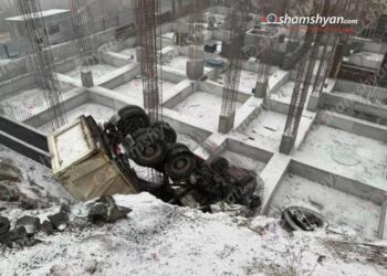 Երևանում բեռնատարը բախվել է քարերին և հայտնվել կառուցվող շենքի հիմքի փոսում