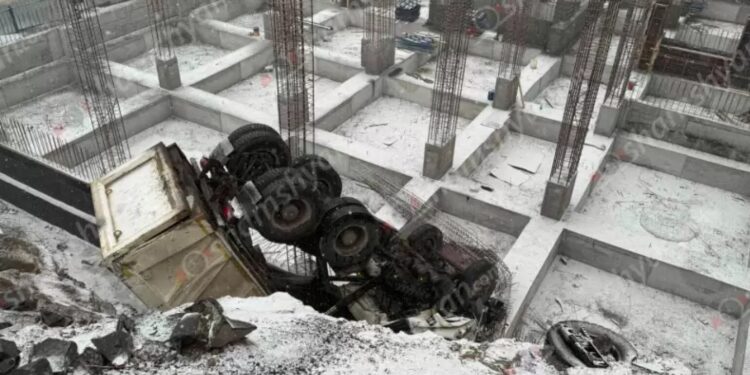 Երևանում բեռնատարը բախվել է քարերին և հայտնվել կառուցվող շենքի հիմքի փոսում