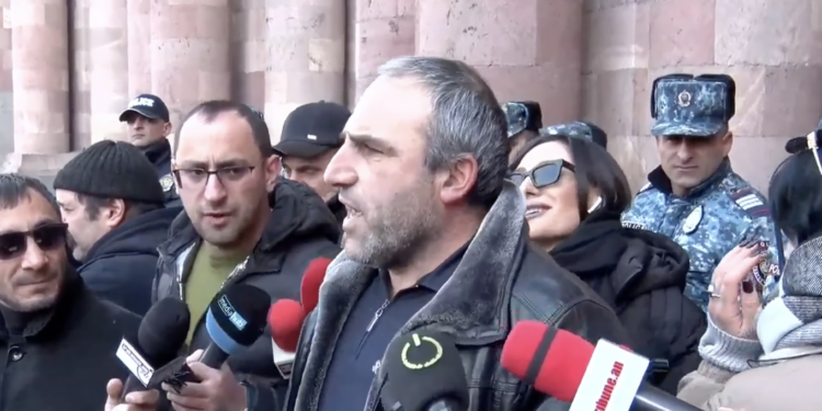 Ոստիկանների վախն ու պահվածքը՝ գոռացող ցուցարար տեսնելիս. տեսանյութ