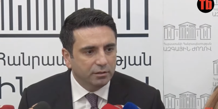 Ուզու՞մ ես դպրոցական հանդեսիցս վիդեո ուղարկեմ, որտեղ դաշնակցական ոտանավոր եմ ասում. տեսանյութ