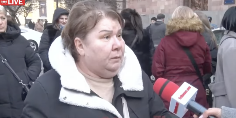 Մենք չլինենք՝ դուք սոված վնգստալու եք, սամալյոտով ֆռֆռում եք, ժողովրդին չոքած պահում. ցուցարար. տեսանյութ